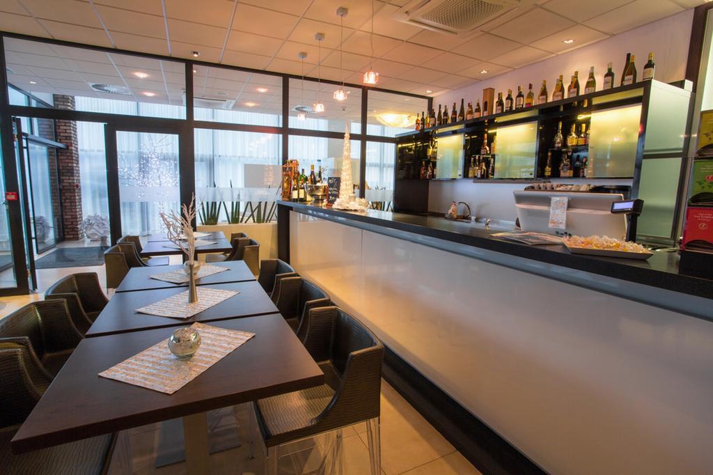 Hotel Dolphin - Adult Friendly Senec Exterior foto
